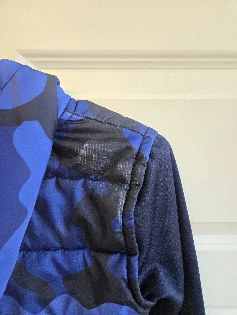 Reebok Blue Camo Hooded Puffer Jacket with Red Zip Accents Size S 6/7